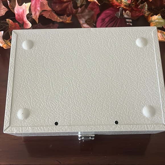 Vintage Metal Cash Money Box with 2 Keys - Picture 6 of 11